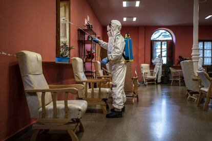 Un bombero desinfecta uno de los salones de la residencia Nuestra Señora de las Mercedes de El Royo de Soria. Una de las prioridades es establecer zonas para casos confirmados de covid-19 y otras para residentes que no padecen la enfermedad.
