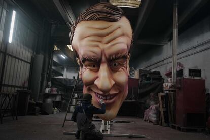 A pocos días para la celebración de los carnavales en Niza (Francia), se ultiman los preparativos para que todo esté listo para uno de los momentos más coloridos del año en la ciudad de la Costa Azul. En esta imagen, un artista retoca con su pincel una caricatura gigante de la cabeza del presidente francés Emmanuel Macron.