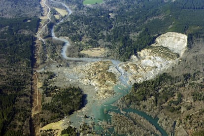 Vista aérea del desprendimiento de tierras que ha causado 14 muertos y más de un centenar de desaparecidos cerca de Arlington, en el estado de Washington (EE UU).