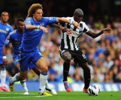 David Luiz disputa un balón con Ba, del Newcastle.