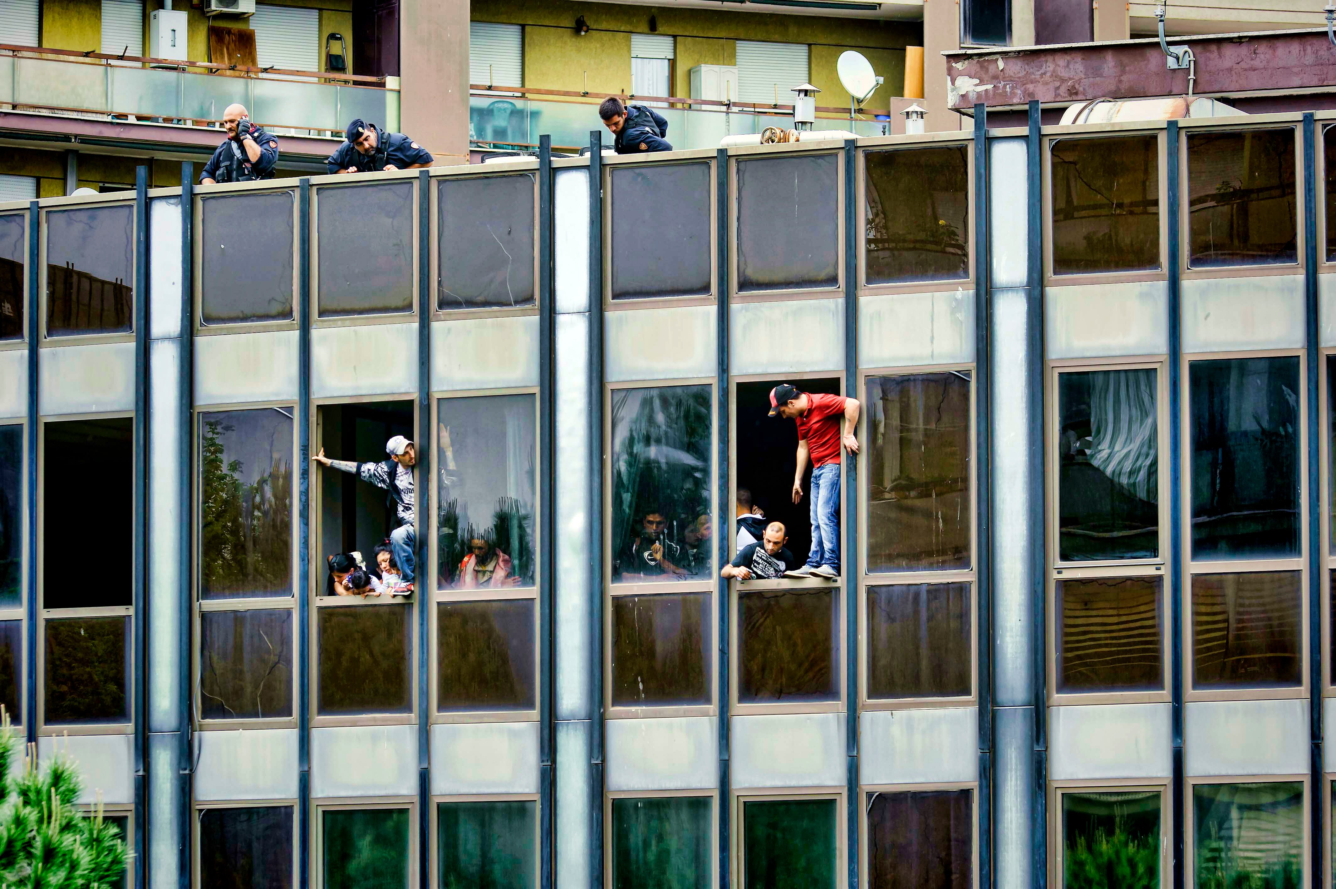 Desalojo policial de un edificio okupado en Roma.