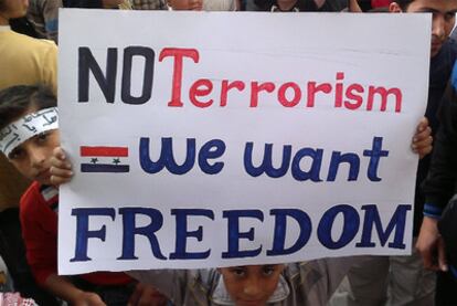 Un niño sostiene una pancarta en la que se lee "terrorismo no, queremos libertad", durante una manifestación en Banias el miércoles, en una imagen de teléfono móvil.