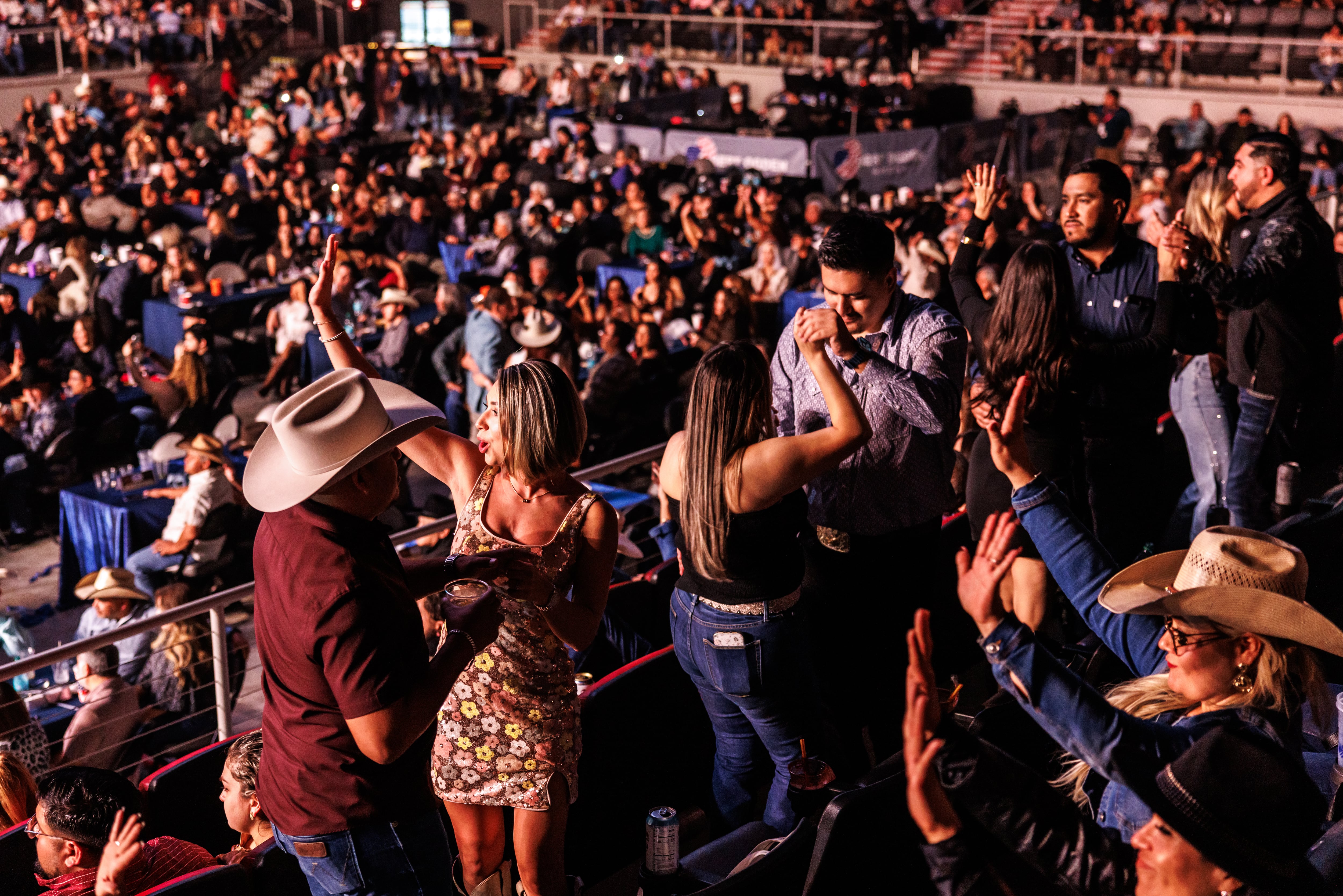Los asistentes bailan en el concierto ‘La Última Desvelada’.