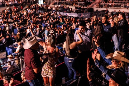 Los asistentes bailan en el concierto ‘La Última Desvelada’.