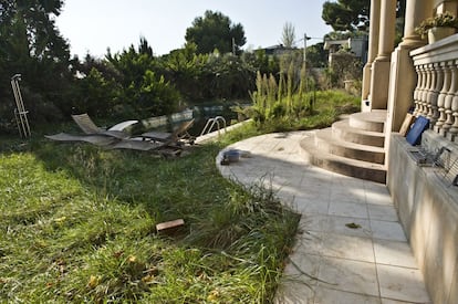 Jardín trasero del palacete, en el que se puede apreciar el mal estado de la piscina y de la descuidada vegetación.