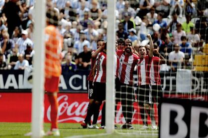 Raúl García celebra con otros jugadores del Athletic su gol al Málaga.