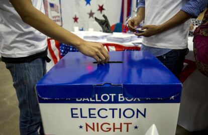 Estudiantes participan en un simulacro electoral durante la celebración de la noche de elecciones estadounidenses, en Managua (Nicaragua).