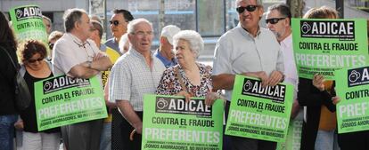 Un grupo de preferentistas se manifiestan pidiendo justicia.