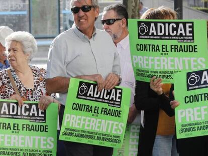 Un grupo de preferentistas se manifiestan pidiendo justicia.