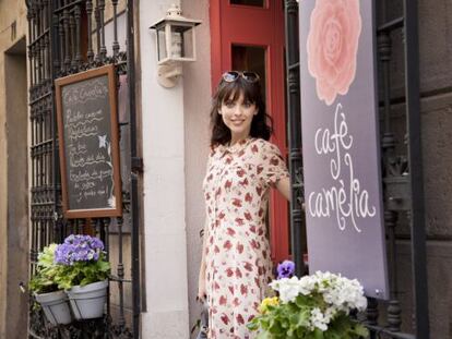Leticia Dolera en la puerta de la cafeter&iacute;a Camelia, en la calle de Verdi de Barcelona.