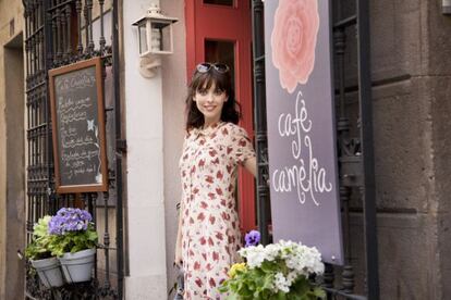 Leticia Dolera en la puerta de la cafeter&iacute;a Camelia, en la calle de Verdi de Barcelona.