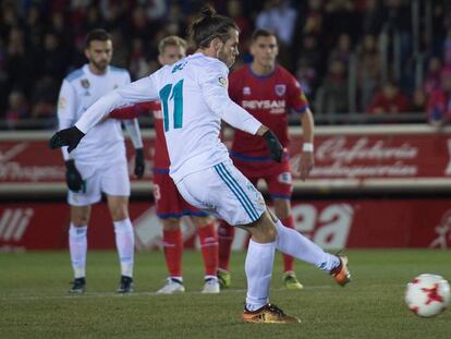 Gareth Bale transforma el penalti.