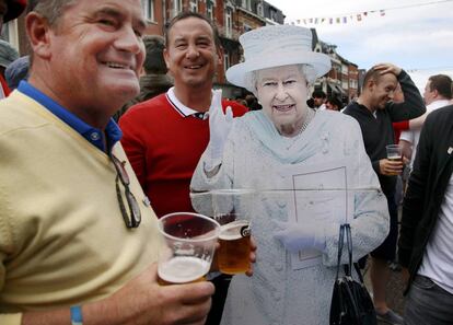 Aficionados ingleses con una Reina de Inglaterra de cartón. 