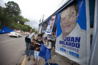 Simpatizantes del candidato presidencial por el partido Nacional, Juan Orlando Hernández, ondean banderas una calle de Tegucigalpa (Honduras) . EFE/Archivo