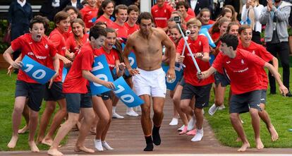 Nadal se tira a la piscina tras ganar el trofeo Conde de God&oacute;.