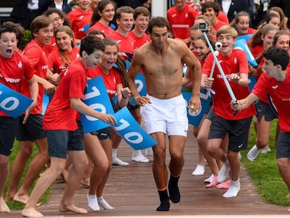 Nadal se tira a la piscina tras ganar el trofeo Conde de Godó.