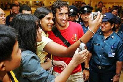 Raúl posa amablemente para algunas fans en el aeropuerto de Singapur.