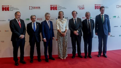 La infanta Elena posa a su llegada con algunos de los asistentes y galardonados en los Premios Empresariales del Sur de España, este martes en Madrid.