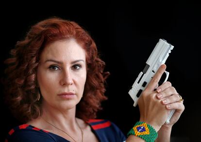 La diputada bolsonarista Carla Zambelli posa días atrás con una de sus armas.