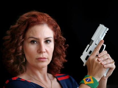 La diputada bolsonarista Carla Zambelli posa días atrás con una de sus armas.