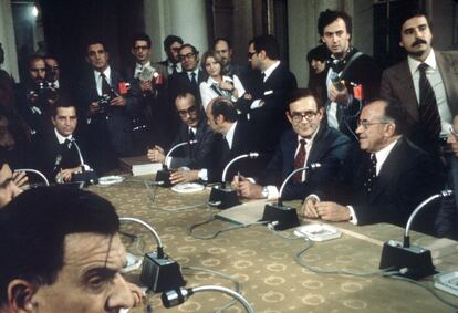 Los "Pactos de la Moncloa" se firmaron el 25 de octubre de 1977, en Madrid.  De izquierda a derecha: el presidente del Gobierno, Adolfo Suárez,  y también sentados, Fernando Abril Martorell, Francisco Fernández Ordóñez, Ramón Tamames y Santiago Carrillo.