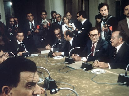 Los "Pactos de la Moncloa" se firmaron el 25 de octubre de 1977, en Madrid.  De izquierda a derecha: el presidente del Gobierno, Adolfo Suárez,  y también sentados, Fernando Abril Martorell, Francisco Fernández Ordóñez, Ramón Tamames y Santiago Carrillo.