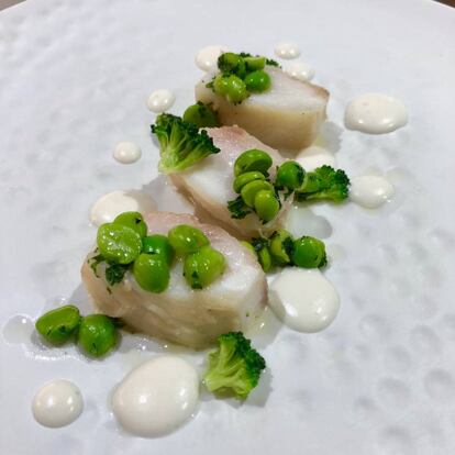 CACHETES (CARRILLERAS) DE UNA CORVINA CON GUISANTES Y EMULSION DE SUS ESPINAS / CAPEL 