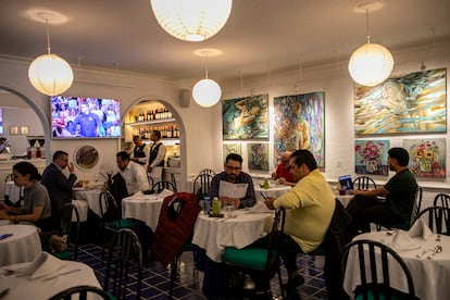 Comensales en el restaurante bistro Paris 16  en la Ciudad de México el 29 de julio del 2024.