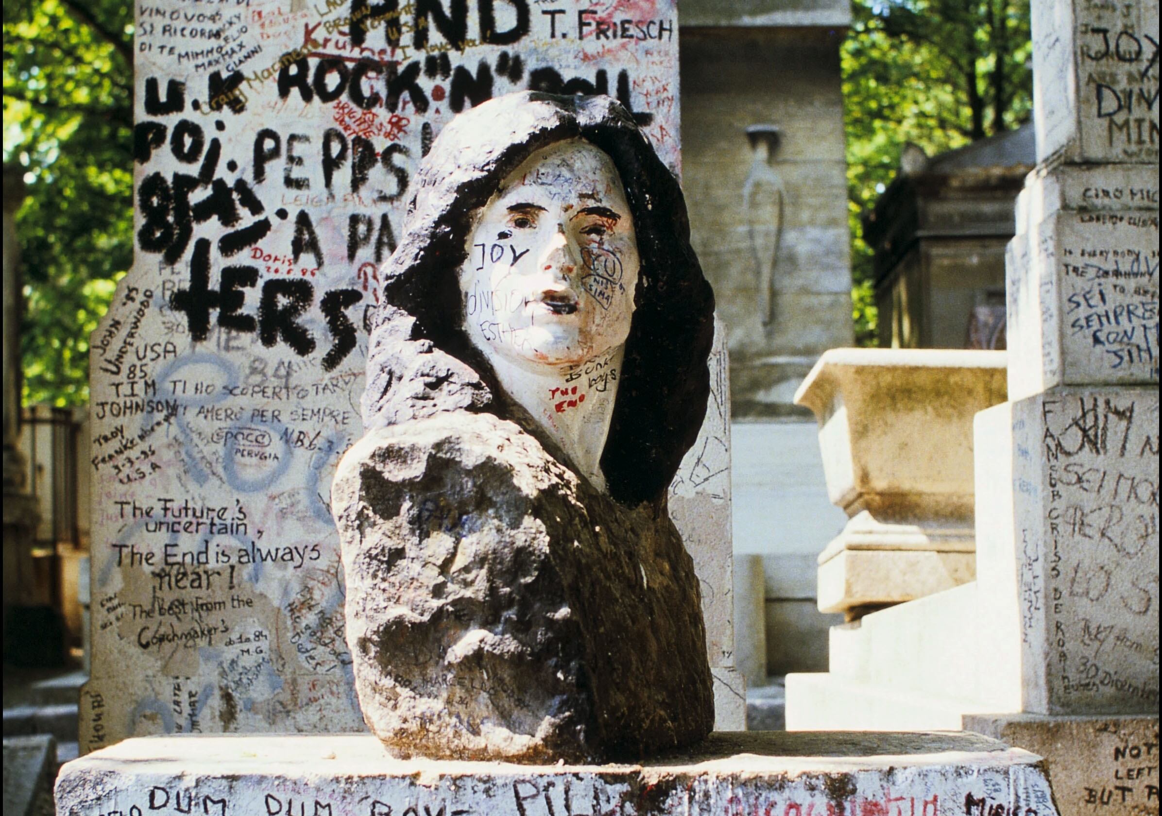 La policía recupera el busto de mármol que adornaba la tumba de Jim Morrison en París