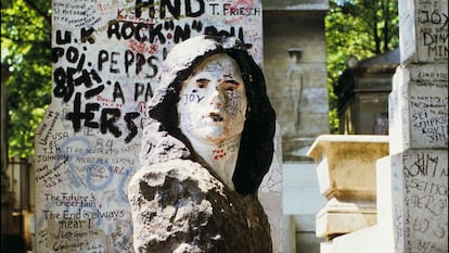 El busto de Jim Morrison en su tumba en París antes de ser robado, en una imagen de 1985.