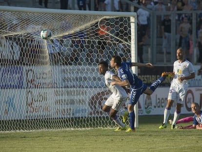 Instante en el que Guzmán logra el gol decisivo para mantener al Alavés en Segunda.