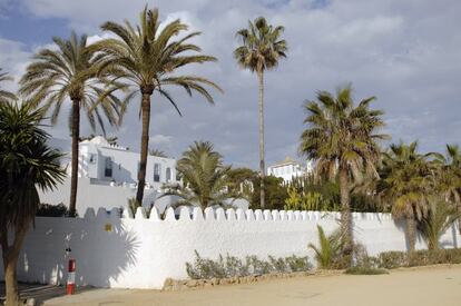 <p><strong>Quién pasó las vacaciones aquí.</strong> La Duquesa de Alba, sus tres maridos y seis hijos. <strong><br />Por qué nos gustaría veranear aqu.</strong> La casa más fotografiada de la familia Alba no es ninguno de sus palacios, es esta casa de Marbella a pie de playa desde la que la Duquesa y, después sus hijos, salían para darse un chapuzón en agua salada. Se trata de un edificio de dos plantas al estilo de las masías ibicencas con un amplio jardín con palmeras que la Duquesa adquirió en 1963. Lo inauguró con su primer marido, Luis Martínez de Irujo, y también lo visitó con el tercero, Alfonso Díez. Medio siglo de uso en el que Cayetana invitaba a toda la beautiful people marbellí. Su acceso directo al mar y parte de su zona exterior corrieron peligro en 2009, cuando la Demarcación de Costas abrió un expediente que finalmente fue desestimado. Hoy es propiedad de uno de sus hijos, Fernando Martínez de Irujo.</p>