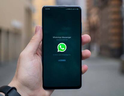 WhatsApp en un teléfono con fondo