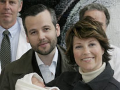 La princesa María Luisa de Noruega con su hija
