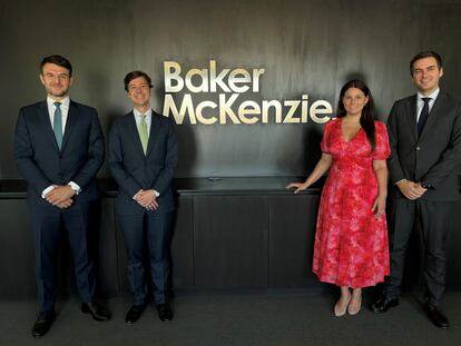 De izq. a dcha.: Carlos Jiménez Laiglesia, Bruno Keusses, Paula Talavera y Marc Cucarella nuevos socios de Baker Mckenzie España.