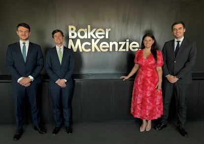 De izq. a dcha.: Carlos Jiménez Laiglesia, Bruno Keusses, Paula Talavera y Marc Cucarella nuevos socios de Baker Mckenzie España.