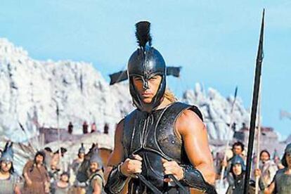 El actor Brad Pitt, en una escena del largometraje <i>Troya.</i>
