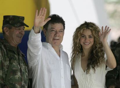 La cantante Shakira ha interpretado el himno colombiano antes del inicio de la marcha de Leticia (sur del país). En la foto, junto con el jefe del Ejército y el ministro de Defensa de Colombia.