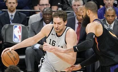 Pau Gasol, ante Tyson Chandler.