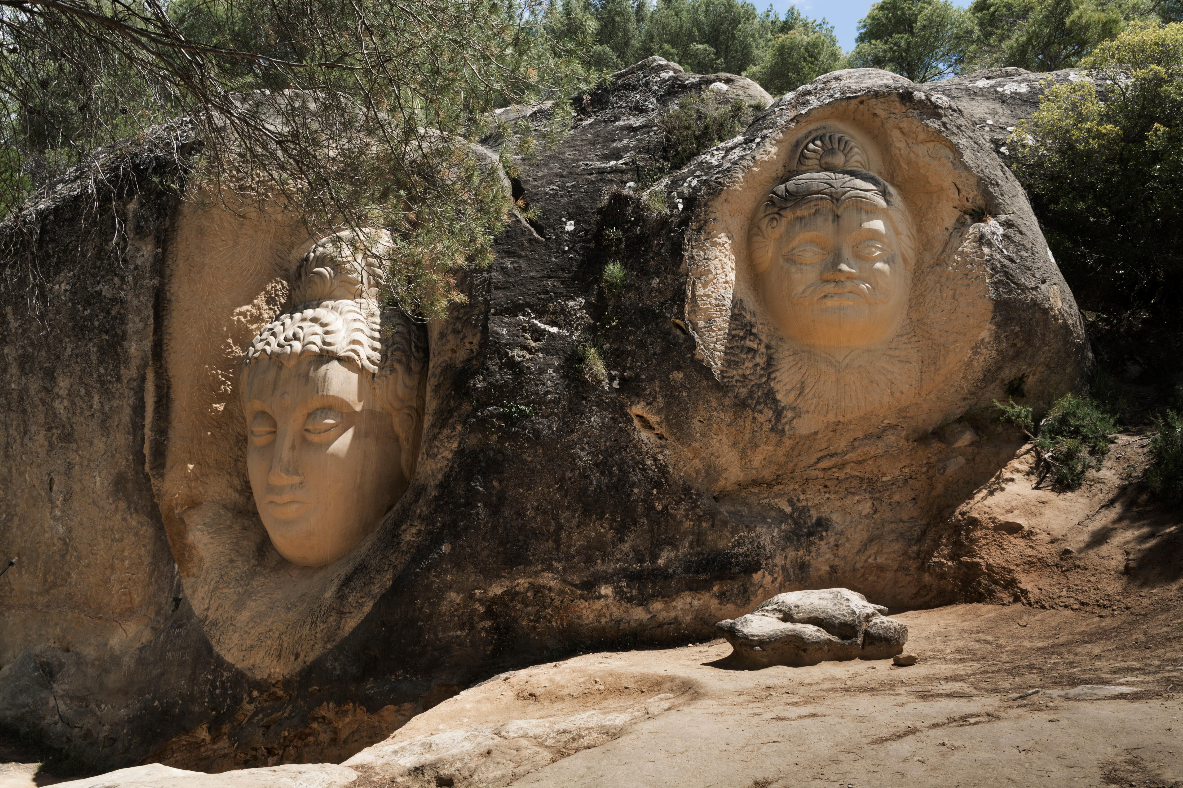 Dos de las esculturas en la ruta de las Caras de Buendía, en la provincia de Cuenca.