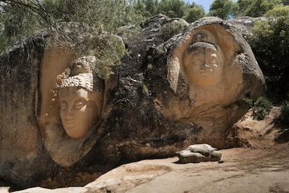 Dos de las esculturas en la ruta de las Caras de Buendía, en la provincia de Cuenca.