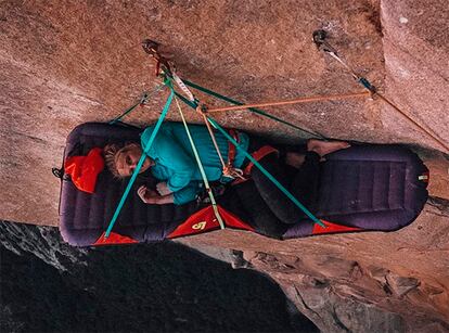 Emily Harrington en un momento de descanso en la subida a 'El Capitán' en libre en un día. Foto de su Instagram.