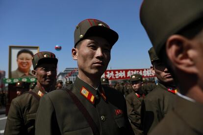 Soldados de Corea del Norte marchan por la calle Ryo Myong tras una ceremonia de inauguración de un nuevo proyecto de desarrollo residencial en Pionyang (Corea del Norte).