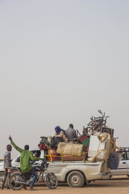 Los migrantes de retorno a casa llevan consigo a su regreso todo tipo de enseres personales, como electrodomésticos, sillas, mantas o cualquier utensilio logrado durante su estancia en Libia o Argelia.