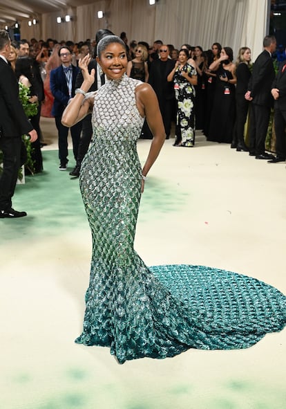 La actriz Gabrielle Union acudió con un estilismo que recordaba a una sirena recién salida del agua. 