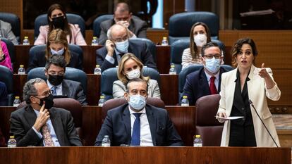 Los consejeros Enrique Ossorio y Enrique López aplauden a Isabel Díaz Ayuso el jueves en la Asamblea de Madrid.