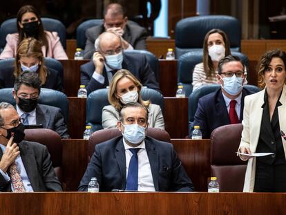 Los consejeros Enrique Ossorio y Enrique López aplauden a Isabel Díaz Ayuso el jueves en la Asamblea de Madrid.