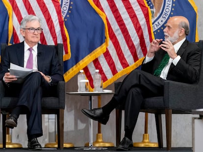 Jerome Powell, presidente de la Reserva Federal (a la izquierda) con su antecesor Ben Bernanke, en un acto celebrado este viernes en el banco central.