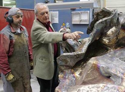 El escultor Vicente Larrea revisa una obra con el responsable del retoque de bronce, José Zumaran, en Alfa Arte.