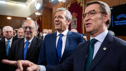 El nuevo presidente de la Xunta, Alfonso Rueda, el presidente saliente y nuevo presidente del PP, Alberto Nuñez Feijóo.